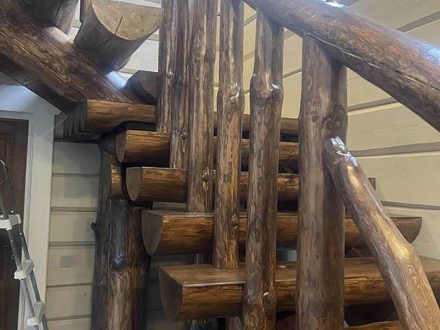 Как мы сделали рубленую лестницу из полубревна для дома из лафета по норвежской технологии